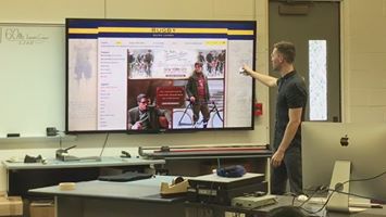 steve-olesky-talks-to-students decorative image of steve-olesky-talks-to-students , PSC Alum, Steve Olesky, Inspires Art Students 2019-07-25 14:45:05